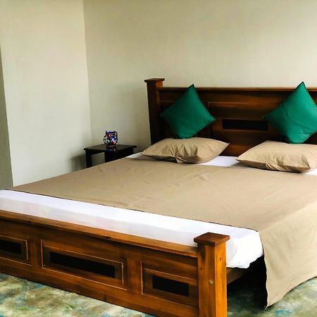 Barefoot Inn แคนดี้ ภายนอก รูปภาพ
