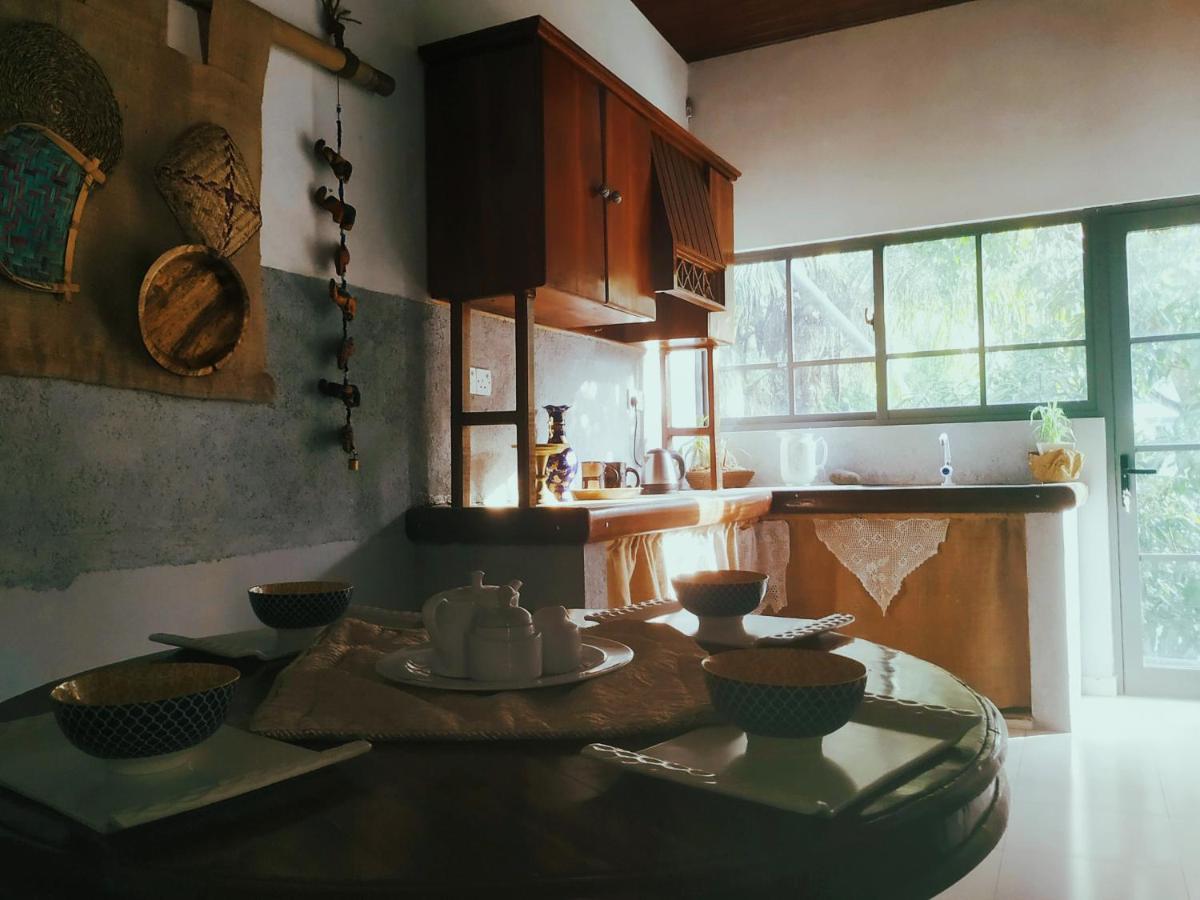 Barefoot Inn แคนดี้ ภายนอก รูปภาพ